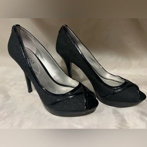 Guess- Bk fabric/patent trim Sz 7 1/2